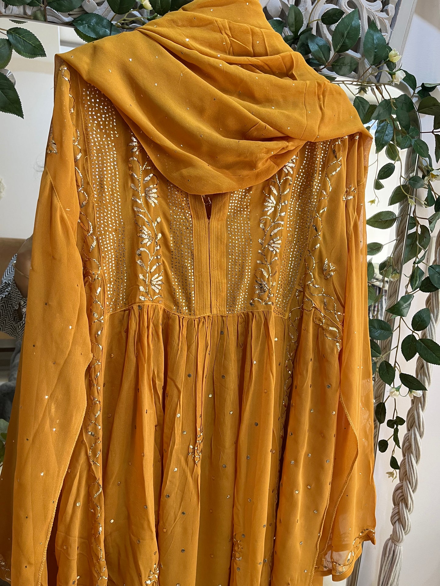 Jannat mukaish suit set
